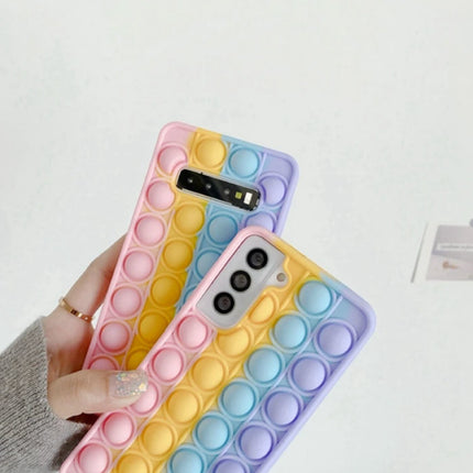 Samsung Galaxy A71 (5G) Pop It Hoesje - Silicone Bubble Toy Case Anti Stress Cover Regenboog